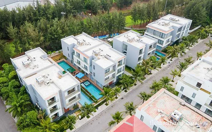 Villa Vạn An nằm ngay cạnh sân Golf