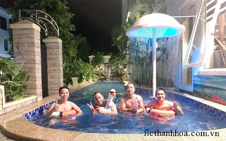 bể bơi villa flc sầm sơn vào buổi tối