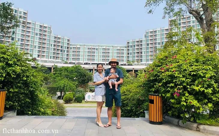 cả gia đình chụp toàn cảnh Flc Grand hotel sầm sơn