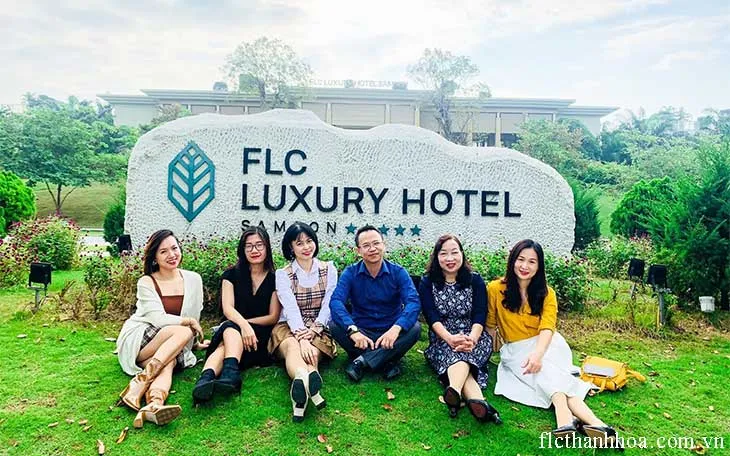 chụp ảnh trước luxury hotel