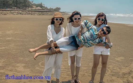 Chụp ảnh trên bãi biển sầm sơn