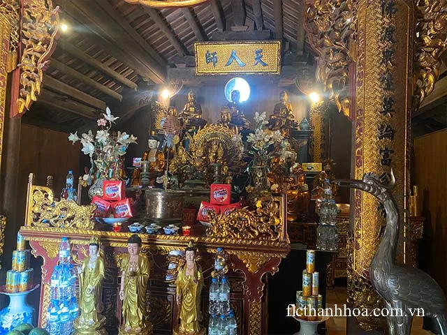 Ban thờ tam bảo chùa thiên phúc