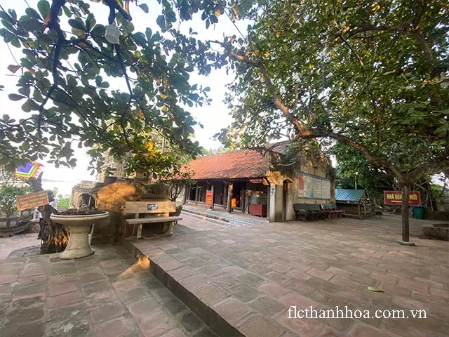 Cảnh quan bên ngoài đền độc cước