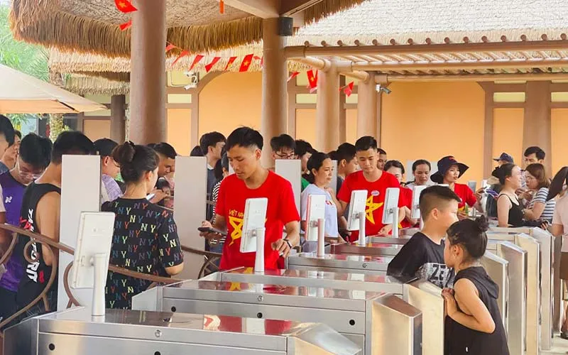Du khách xếp hàng mua vé tại quầy