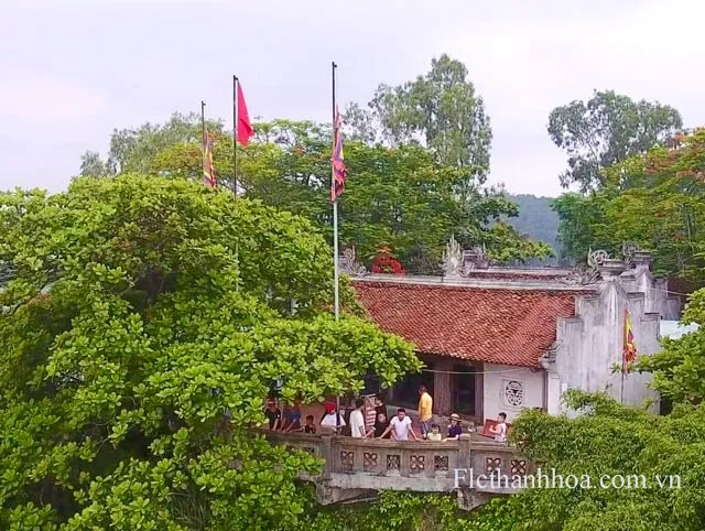 không gian bên ngoài đền cô tiên sầm sơn
