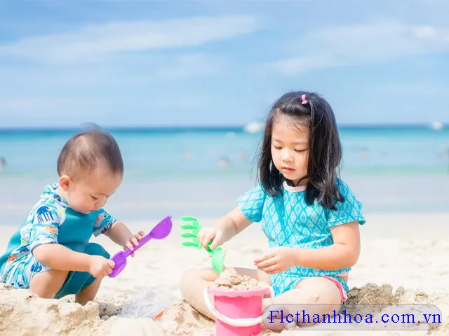 chuẩn bị đồ đi biển cho bé cần đầy đủ