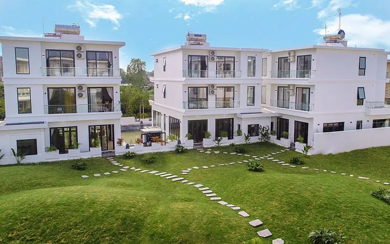 Sân vườn rộng lớn của villa flc sầm sơn