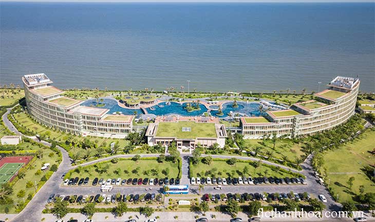 khách sạn luxury hotel Flc Sầm Sơn ôm trọn bãi biển