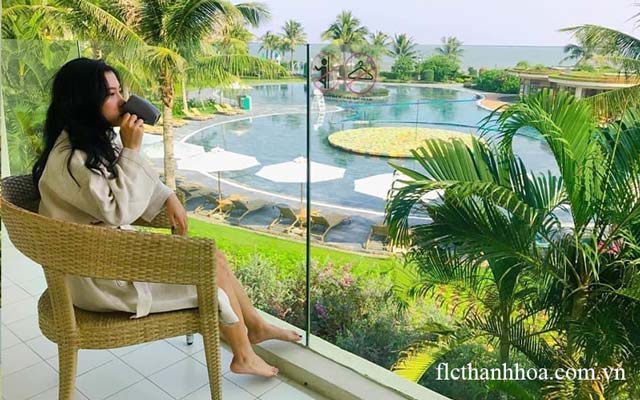 Ngắm biển và bể bơi trên khách sạn Flc Sầm Sơn